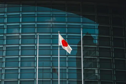日本、2026 年度から外国人居住者ビザ料金大幅値上げ 永住許可申請料は 10 倍に