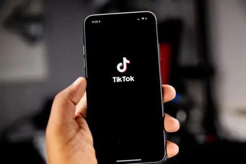 TikTokからApple Musicへ直行：15秒の「バズ」を「一生の曲」に変える新習慣