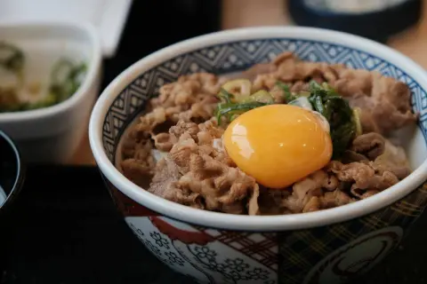 日本の物価、特に食品の値段が上がり続けていて、庶民は安いもので代用するしかなくなっています。